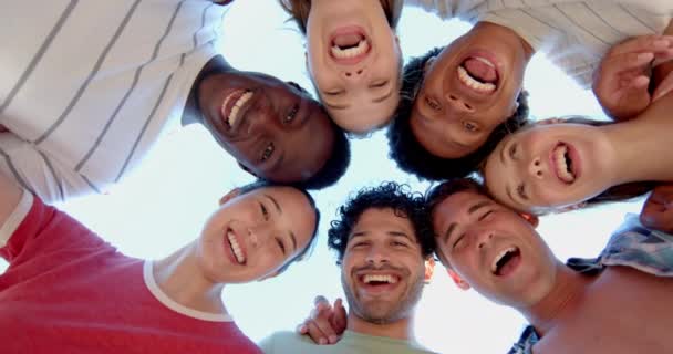 不同的朋友圈在户外形成了一个圆圈 微笑的脸庞汇合在一起 在社交场合捕捉着欢乐和融合的瞬间 慢动作 — 图库视频影像