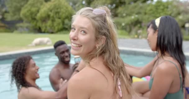 Mladá Běloška Užívá Párty Bazénu Přátelé Shromažďují Venku Pro Zábavu — Stock video