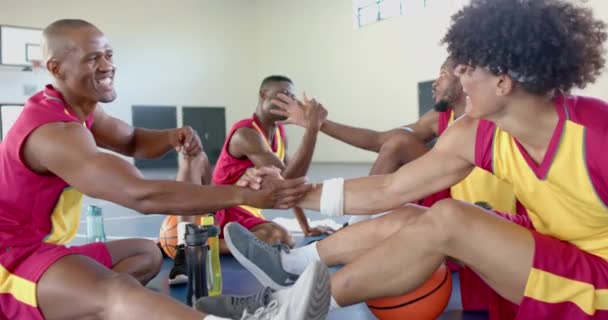 Los Jugadores Baloncesto Afroamericanos Relajan Gimnasio Comparten Momento Alegre Durante — Vídeo de stock