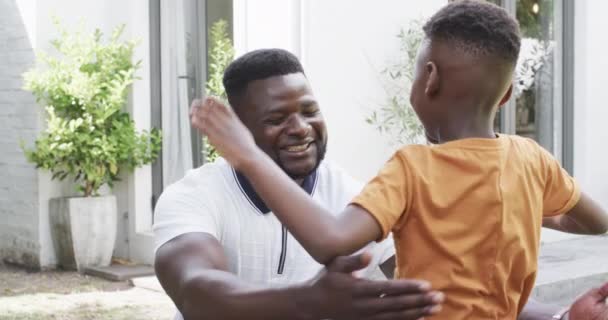 Afro Amerikaanse Vader Knuffelt Zoon Buiten Delen Een Warme Knuffel — Stockvideo