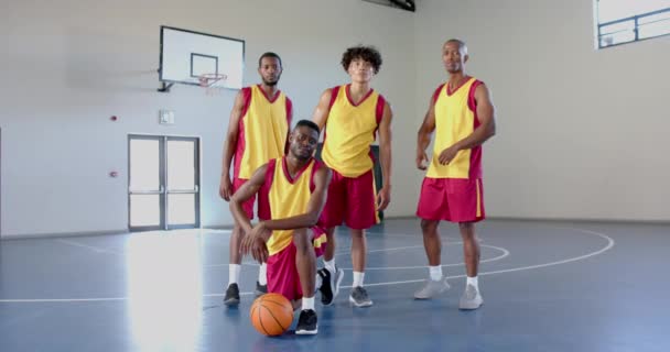 Magabiztos Kosárlabda Csapat Pózol Egy Edzőteremben Változatos Csoport Bemutatja Csapatmunka — Stock videók