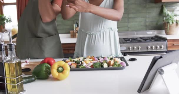 不同的夫妇在家里的厨房里做饭 他们正在一起制作多姿多彩的蔬菜菜 展示健康的生活方式 慢动作 — 图库视频影像