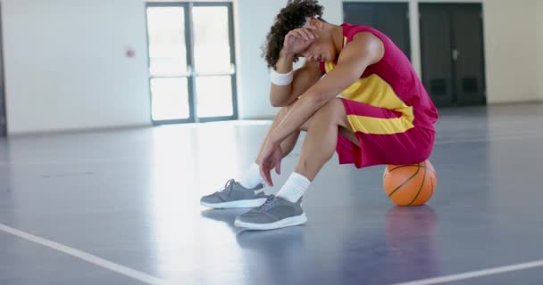 Joven Afroamericano Sienta Abatido Una Cancha Baloncesto Expresión Transmite Decepción — Vídeos de Stock