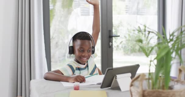 Afroamerykanin Studiuje Domu Pomocą Tabletu Zajmującego Się Learningiem Słuchawkami Zwolnionym — Wideo stockowe