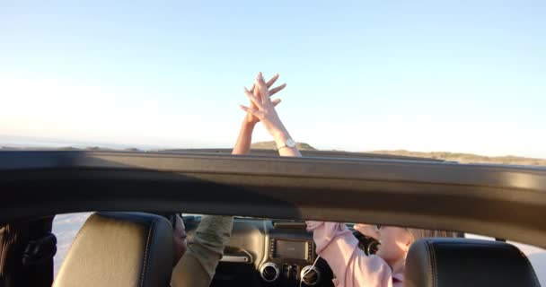 Mani Una Coppia Intrecciano Sopra Cruscotto Auto Durante Viaggio Immagine — Video Stock