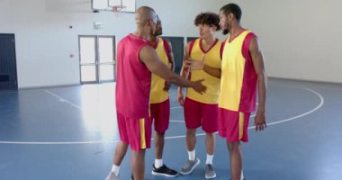 Çeşitli basketbol takımları mahkemede stratejilerini tartışır. Takım çalışması ve sportmenlik, yavaş çekimde maça hazırlandıkları için aşikar..