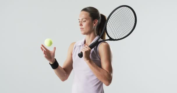 Joven Mujer Caucásica Posa Con Confianza Con Una Raqueta Tenis — Vídeos de Stock