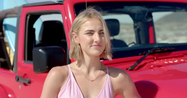 Młoda Biała Kobieta Pozuje Czerwonym Pojazdem Zewnątrz Wycieczce Jej Luźny — Wideo stockowe