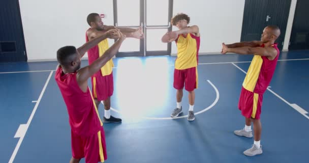 Разнообразные Тренировки Баскетбольной Команды Крытой Площадке Командная Работа Очевидна Игроки — стоковое видео