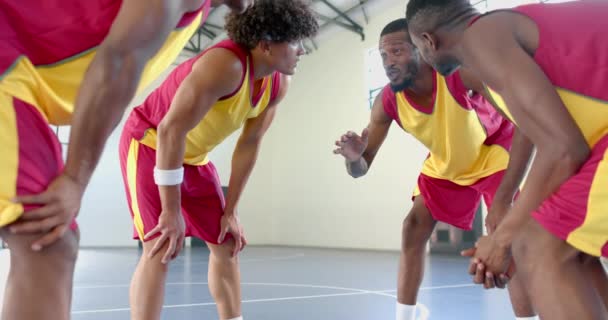 Αφροαμερικανοί Μπασκετμπολίστες Μαζεύονται Ένα Γυμναστήριο Συζητώντας Στρατηγική — Αρχείο Βίντεο
