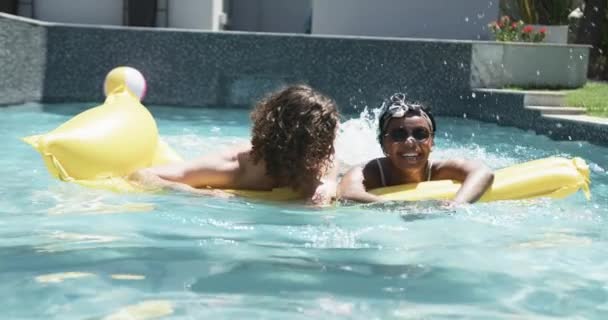 Çeşitli Çiftler Beyaz Bir Erkek Afro Amerikan Bir Kadın Havuz — Stok video