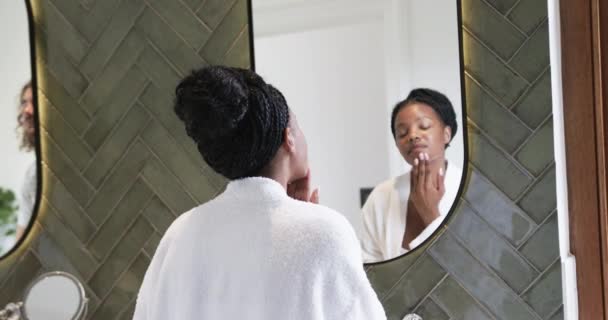 Junge Afroamerikanerin Untersucht Ihre Haut Hause Spiegel Sie Führt Eine — Stockvideo