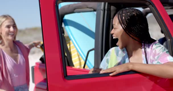 여행에 웃음을 여행을 즐기고 아프리카계 미국인 여성과 코카서스 슬로우 — 비디오