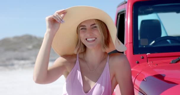 Mulher Branca Jovem Sorri Segurando Seu Chapéu Praia Uma Viagem — Vídeo de Stock