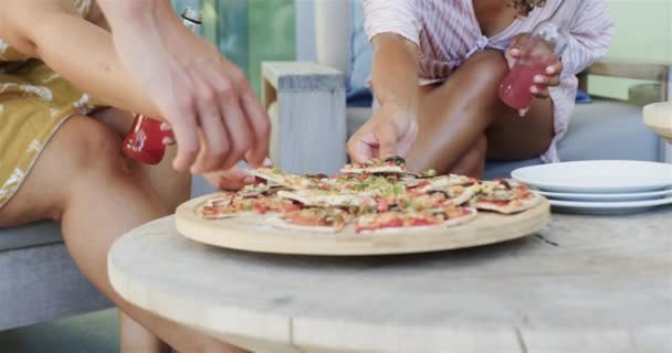 다양한 친구들은 모임에서 집에서 피자를 공유합니다 캐주얼 설정은 슬로우 모션을 — 비디오