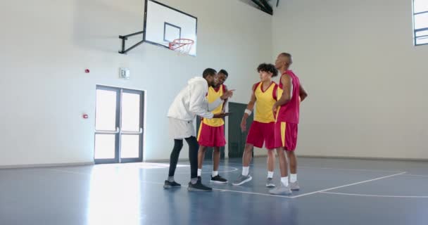 不同的篮球运动员在球场上有不同的策略 团队合作是显而易见的 因为他们在体育馆讨论战术 慢动作 — 图库视频影像