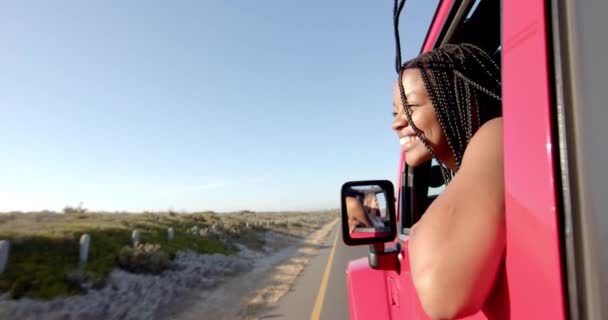 Νεαρή Αφροαμερικανή Απολαμβάνει Μια Βόλτα Αυτοκίνητο Ένα Οδικό Ταξίδι Αντίγραφο — Αρχείο Βίντεο