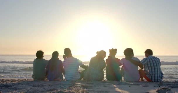 Diverso Grupo Amigos Desfrutar Pôr Sol Sereno Praia Com Espaço — Vídeo de Stock