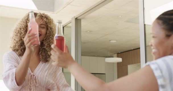 Белоснежные Женщины Разделяют Радостный Момент Выпивкой Смех Наполняет Воздух Наслаждаются — стоковое видео