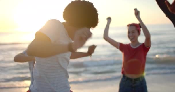 Különböző Fiatal Barátok Élvezik Játékos Pillanat Strandon Naplementekor Nevetésük Energiájuk — Stock videók