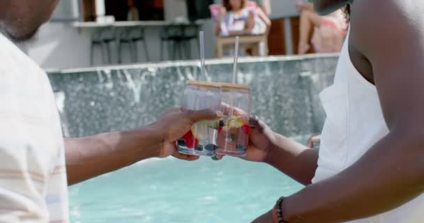 Afroamerikanisches Paar Genießt Erfrischende Getränke Pool Ihr Fröhliches Zusammenspiel Verleiht — Stockvideo