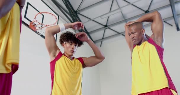 Mladý Mírumilovný Muž Afroameričan Protahují Tělocvičně Připravují Basketbal Zaměřují Svou — Stock video