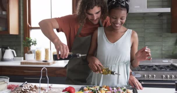 Couple Diversifié Jeune Homme Caucasien Une Femme Afro Américaine Cuisiner — Video