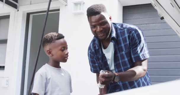 Afro Amerikaanse Vader Leert Een Zoon Auto Onderhoud Thuis Delen — Stockvideo