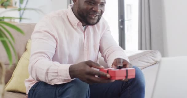 통화로 집에서 아프리카계 미국인 편안한 사무실 슬로우 모션을 만드는 — 비디오