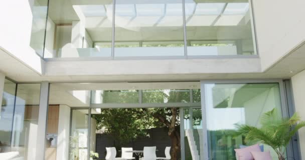 Ein Moderner Sonnenlicht Getauchter Innenhof Mit Kopierraum Der Raum Verbindet — Stockvideo