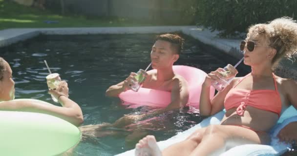 Mladý Asiat Dvě Porodní Ženy Užívají Pití Bazénu Relaxovat Plovácích — Stock video