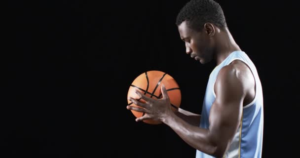 Afroameričan Zaměřuje Basketbal Kopírovacím Prostorem Černém Pozadí Jeho Intenzivní Soustředění — Stock video