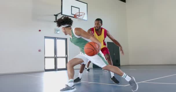 Молодые Афроамериканцы Играют Баскетбол Помещении Копировальным Пространством Атлетика Командная Работа — стоковое видео