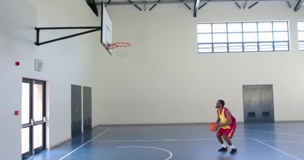 Giocatore Basket Spara Cerchio Campo Coperto Precisione Abilità Sono Mostra — Video Stock
