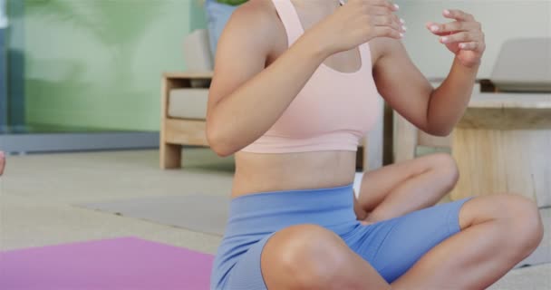 Una Persona Practica Yoga Casa Serenidad Llena Espacio Que Meditación — Vídeos de Stock