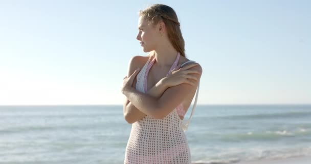 Młoda Biała Kobieta Stoi Słonecznej Plaży Cieszy Się Spokojem Otoczenia — Wideo stockowe