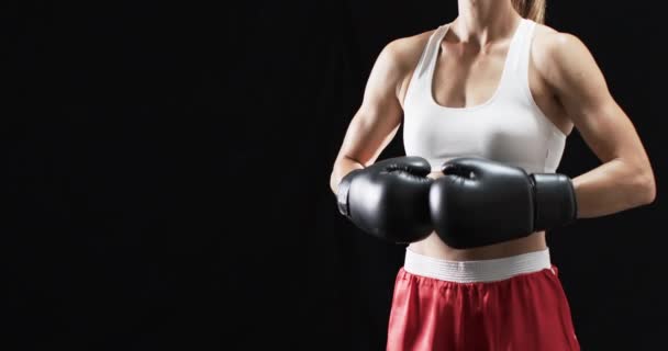 Mladá Běloška Boxerka Boxerském Oblečení Pózuje Sebevědomě Černém Pozadí Její — Stock video
