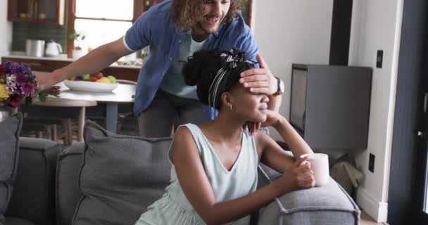Rozmanitý Pár Mladý Běloch Překvapí Svého Afroamerického Partnera Květinami Doma — Stock video