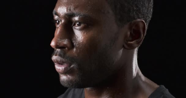 Afroamerikanischer Mann Großaufnahme Auf Schwarzem Hintergrund Sein Intensiver Ausdruck Suggeriert — Stockvideo