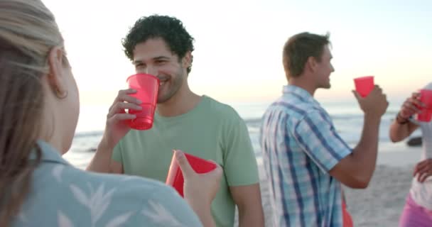 Mladá Běloška Různorodá Skupina Mužů Pláži Večírku Vychutnávají Drinky Smích — Stock video