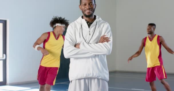 아프리카계 미국인 코치는 체육관에서 자신있게 있습니다 편안한 자세는 슬로우 모션에서 — 비디오