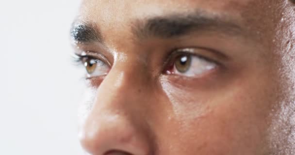 Beyaz Bir Arka Planda Melez Bir Gencin Gözünün Yakın Çekimi — Stok video