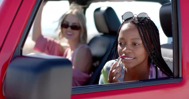 Νεαρή Αφρο Αμερικανίδα Βάζει Κραγιόν Ένα Αυτοκίνητο Ένα Οδικό Ταξίδι — Αρχείο Βίντεο