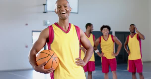 Afroamerikaner Hält Basketball Einer Turnhalle Teamkollegen Teilen Einen Moment Der — Stockvideo