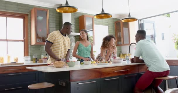 Vielfältige Gruppen Unterhalten Sich Einer Modernen Wohnküche Sie Teilen Einen — Stockvideo