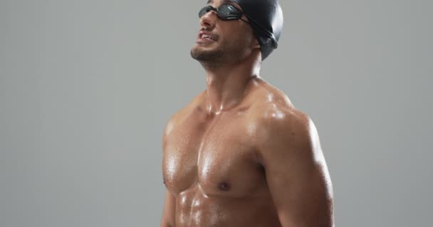 Uitbundige Jonge Biraciale Atleet Zwemmer Viert Een Overwinning Het Zwemmen — Stockvideo