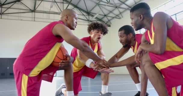 篮球运动员在暂停期间制定策略 团队合作是显而易见的 因为他们把注意力集中在室内场地的比赛计划上 动作缓慢 — 图库视频影像