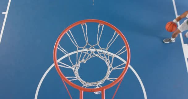 Afrikalı Amerikalı Basketbolcu Basket Atıyor Dinamik Açı Bir Açık Hava — Stok video