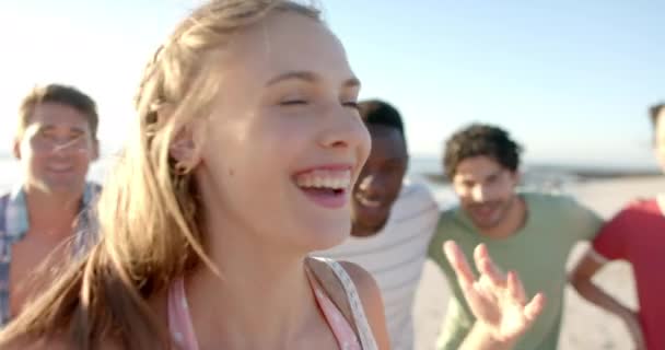 Çeşitli Arkadaş Grupları Açık Havada Keyifli Bir Anı Paylaşıyor Kahkahaları — Stok video