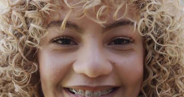 Detailní Záběr Mladé Biraciální Ženy Usmívající Kamery Její Radostný Výraz — Stock video